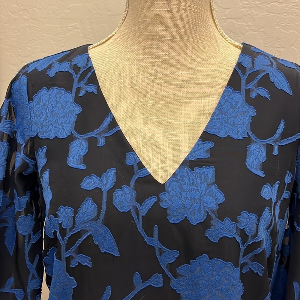 VINCE CAMUTO NWOT Long Sleeve V-Neck Smocked Cuff Floral Top - Size XS - Picture 4 of 11